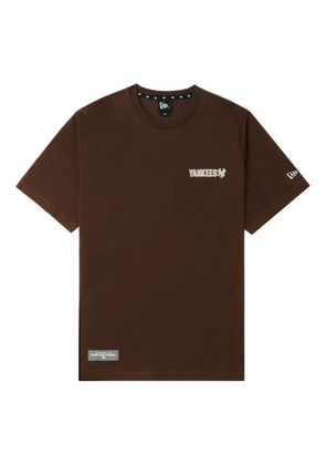 NEW ERA CAP logo-lettering T-shirt - Brown