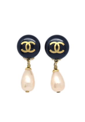 CHANEL Pre-Owned 1994 CC faux-pearl clip-on earrings - Gold