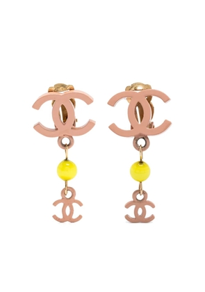 CHANEL Pre-Owned 2006 CC-logo dangle clip-on earrings - Pink
