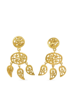 CHANEL Pre-Owned 1995 fretwork drop earrings - Gold