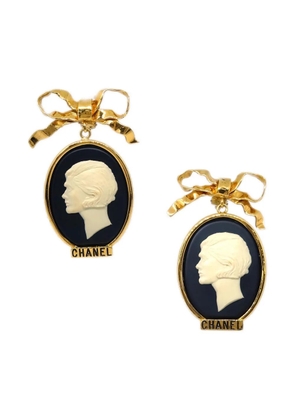 CHANEL Pre-Owned 1990-2000s cameo clip-on earrings - Gold