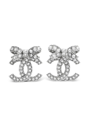 CHANEL Pre-Owned 2020s bow-logo rhinestone earrings - Silver