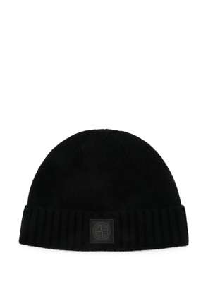Stone Island logo-patch ribbed beanie - Black