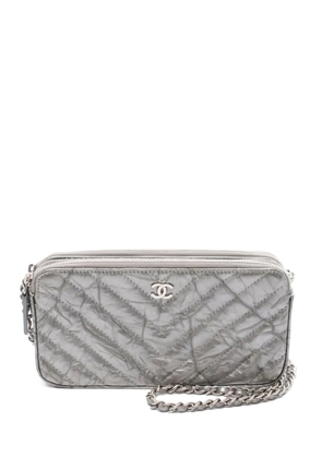 CHANEL Pre-Owned chevron-quilted chain wallet - Silver