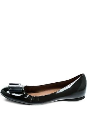 Ferragamo Pre-Owned 2023 patent leather bow ballet flats - Black