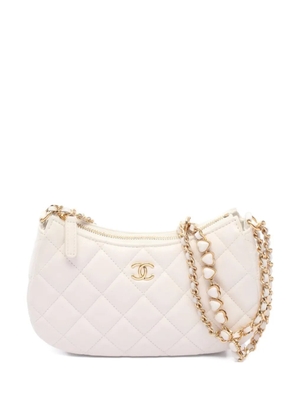 CHANEL Pre-Owned 2021 quilted chain shoulder bag - White