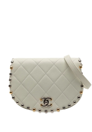 CHANEL Pre-Owned 2018 Small Quilted Lambskin Studded Bubble Flap crossbody bag - White