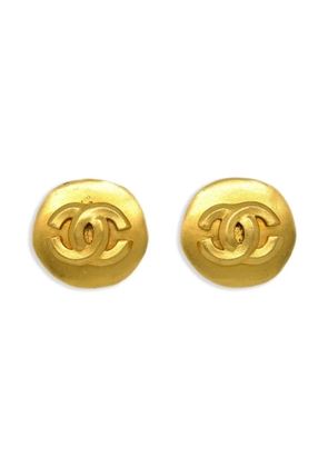 CHANEL Pre-Owned 1996 CC button clip-on earrings - Gold