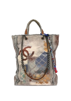 CHANEL Pre-Owned 2014 graffiti tote bag - Neutrals