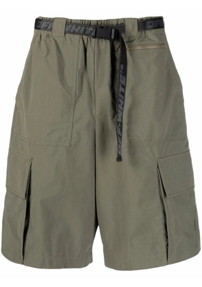 Off-White industrial-belt cargo shorts - Green