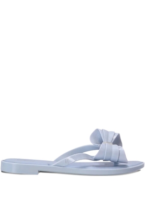 Melissa Slim V bow-embellished flip-flops - Blue