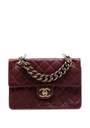 CHANEL Pre-Owned 2013-2014 Paris Edinburgh Quilted Caviar Retro Class Flap satchel - Red