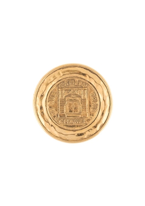 CHANEL Pre-Owned 1990s Rue Cambon medallion brooch - Gold
