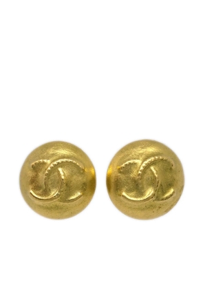 CHANEL Pre-Owned 1995 CC button clip-on earrings - Gold