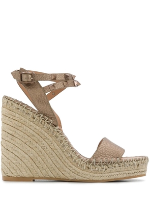 Valentino Garavani rockstud espadrille wedge sandals - Gold