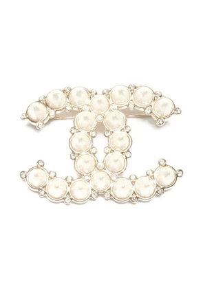 CHANEL Pre-Owned 2022 logo-shaped pearl brooch - Silver