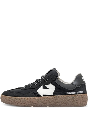 ID.EIGHT Uriduri arrow-detail sneakers - Black