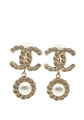 CHANEL Pre-Owned 2019 CC Gold Plated Rhinestone and Faux Pearl Swing Clip On Earrings costume earrings