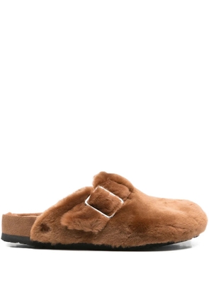 Birkenstock buckle-detail shearling slippers - Brown