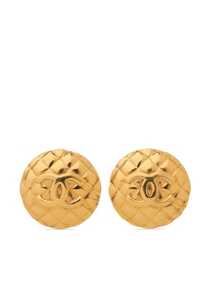 CHANEL Pre-Owned 1980s Repeat logo clip-on earrings - Gold