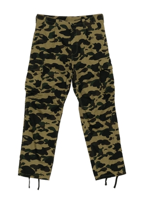 A BATHING APE® camouflage-print trousers - Green