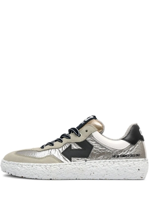 ID.EIGHT Uriduri arrow-detail sneakers - Silver