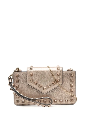 Valentino Garavani Pre-Owned 2000-2025 Metallic Pebbled Calfskin Rockstud Phone Case with Chain crossbody bag - Gold