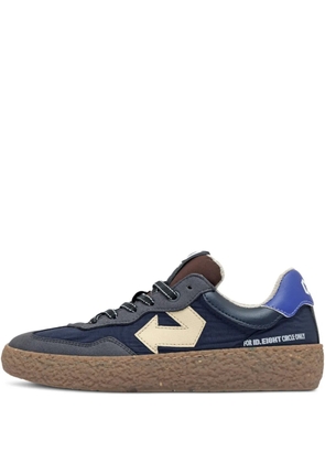 ID.EIGHT Uriduri arrow-detail sneakers - Blue