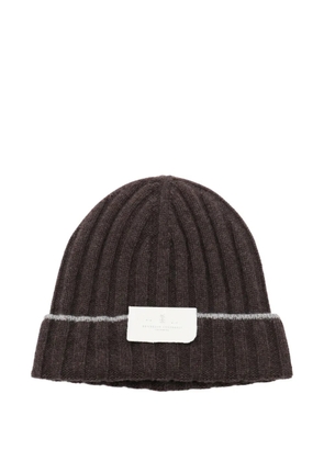 Brunello Cucinelli ribbed-knit logo-patch beanie hat - Brown