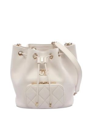 CHANEL Pre-Owned 2021 Matelassé caviar leather bucket bag - Neutrals