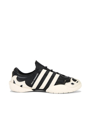 Y-3 Regu 2002 Sneaker in Black & Alumin - Black. Size 9.5 (also in ).