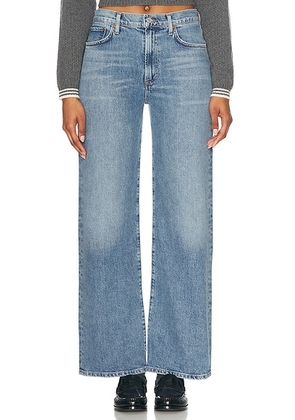 AGOLDE Harper Mid Rise Relaxed Straight Jeans in Flash - Denim-Light. Size 24 (also in 25, 26, 27, 28, 29, 30, 31, 32, 33, 34).