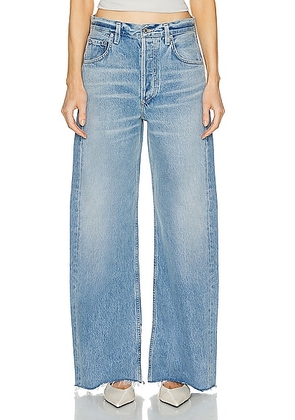 Citizens of Humanity Ayla Split Hem Jeans in Mojave - Denim-Medium. Size 33 (also in 34).