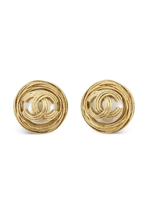 CHANEL Pre-Owned 1994 Gold Plated CC Faux Pearl Round Clip on Earrings costume earrings - White