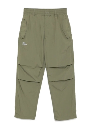 izzue logo-printed pants - Green