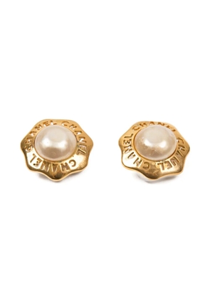 CHANEL Pre-Owned 1980s pearl-embellished round-logo earrings - Gold