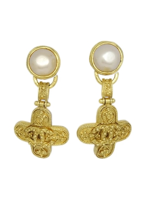 CHANEL Pre-Owned 1994 CC faux-pearl clip-on earrings - Gold