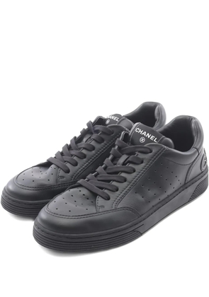CHANEL Pre-Owned 1986-1988 logo leather low-cut sneakers - Black