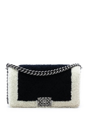 CHANEL Pre-Owned 2015-2016 Old Medium Bicolor Shearling Boy Flap crossbody bag - Black