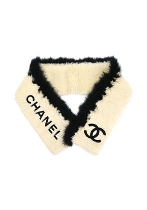 CHANEL Pre-Owned 1990-2000s faux-fur stole - White