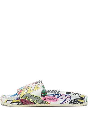 VETEMENTS graphic-print leather slides - White