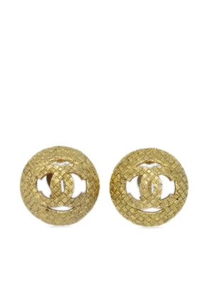 CHANEL Pre-Owned 1994 CC button clip-on earrings - Gold