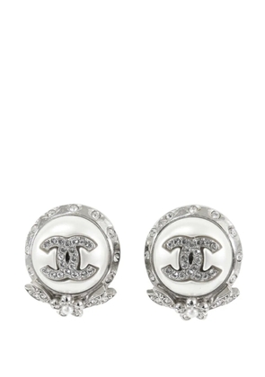 CHANEL Pre-Owned 2021 CC Silver Plated Crystal and Faux Pearl Push Back Earrings costume earrings - White