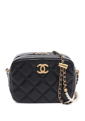 CHANEL Pre-Owned 2021-2025 CC Quilted Lambskin Pearl Chain Camera Bag crossbody bag - Black