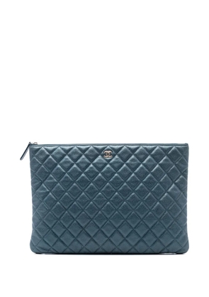 CHANEL Pre-Owned 2018 Large Quilted Caviar O Case clutch bag - Blue