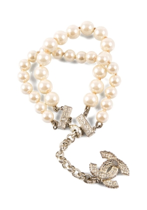 CHANEL Pre-Owned 2000s faux-pearl interlocking-logo bracelet - Silver