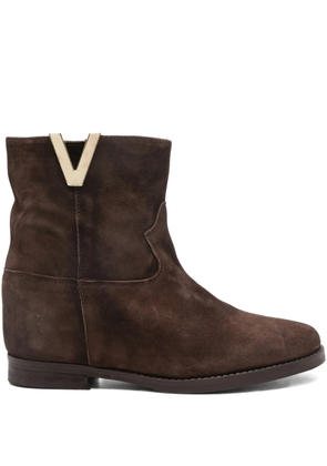 Julie Dee V-detail suede boots - Brown
