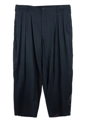 Yohji Yamamoto graphic-print pleated tapered trousers - Black