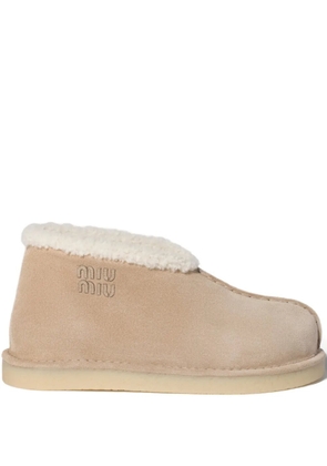 Miu Miu embroidered-logo shearling boots - Neutrals