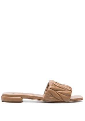 Miu Miu 10mm logo-lettering matelassé slides - Brown